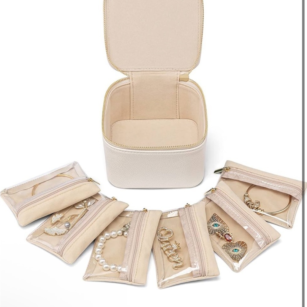 Cream Jewelry Travel Case
0429 - Picture 10 of 15